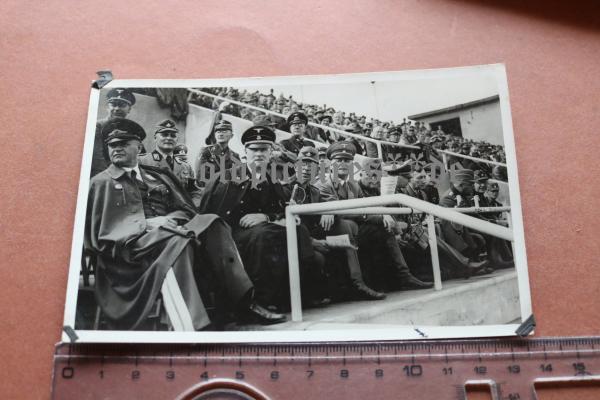 Foto  - SS-Brigadeführer und andere Generale in einem Sportstadion